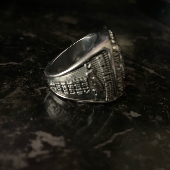 Blackhawks 2013 championship ring - Picture 2 of 4